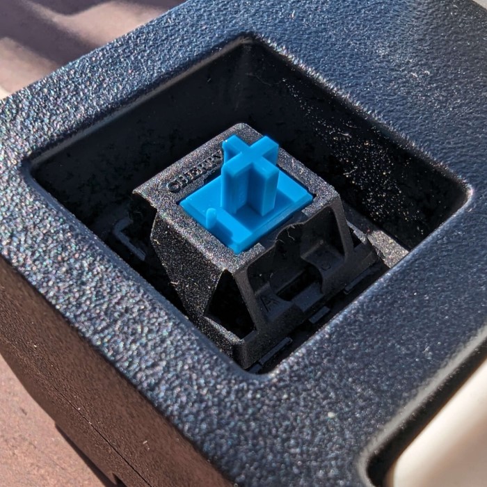 how to clean a mechanical keyboard