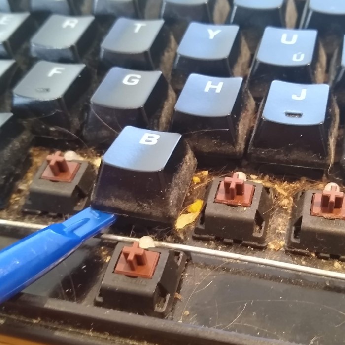 how to clean a mechanical keyboard