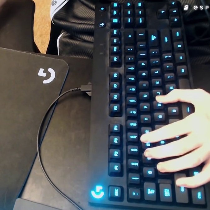 why do gamers tilt their keyboard tportstick