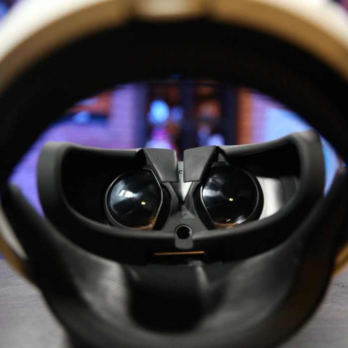 how does a vr headset work