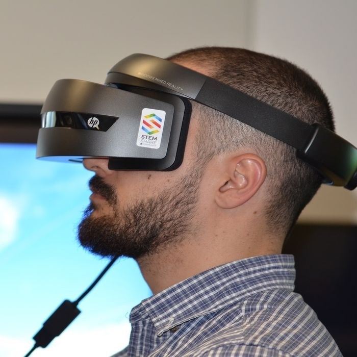 how does a vr headset work