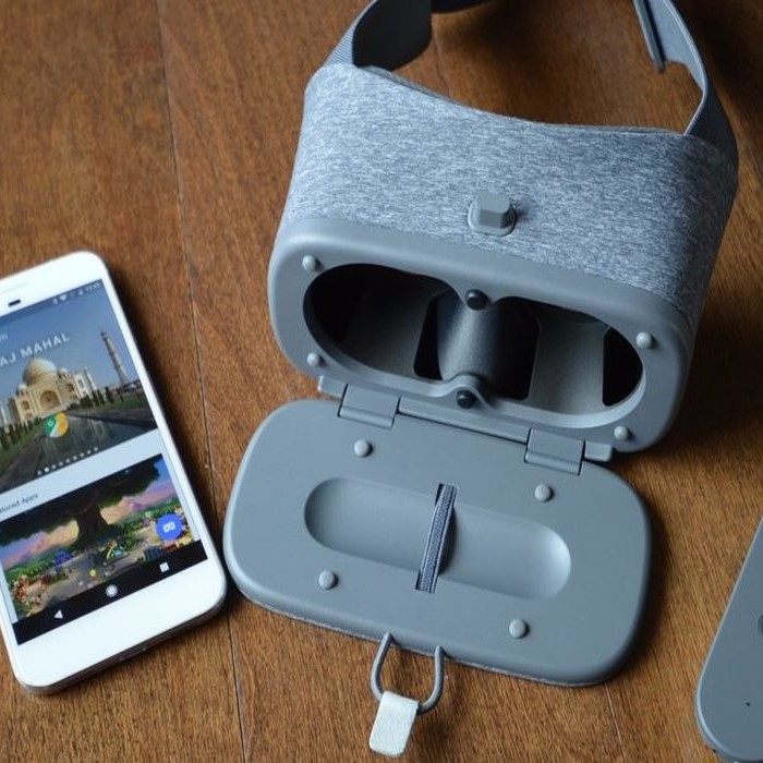 how does a vr headset work